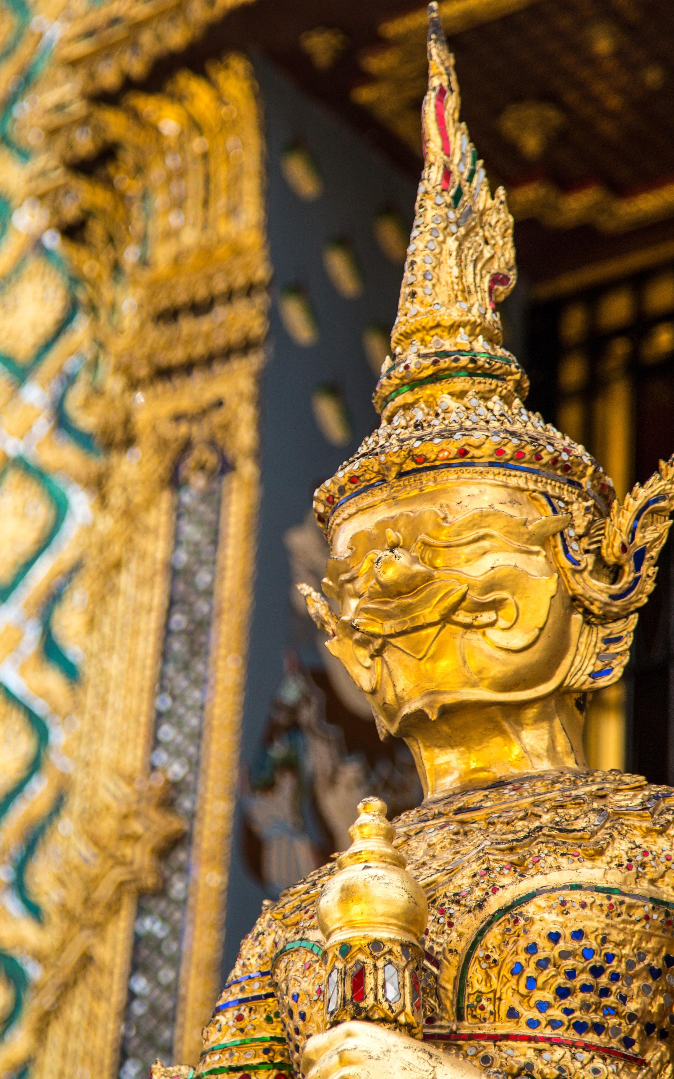Beautiful News - Golden statue of religious significance in Thailand