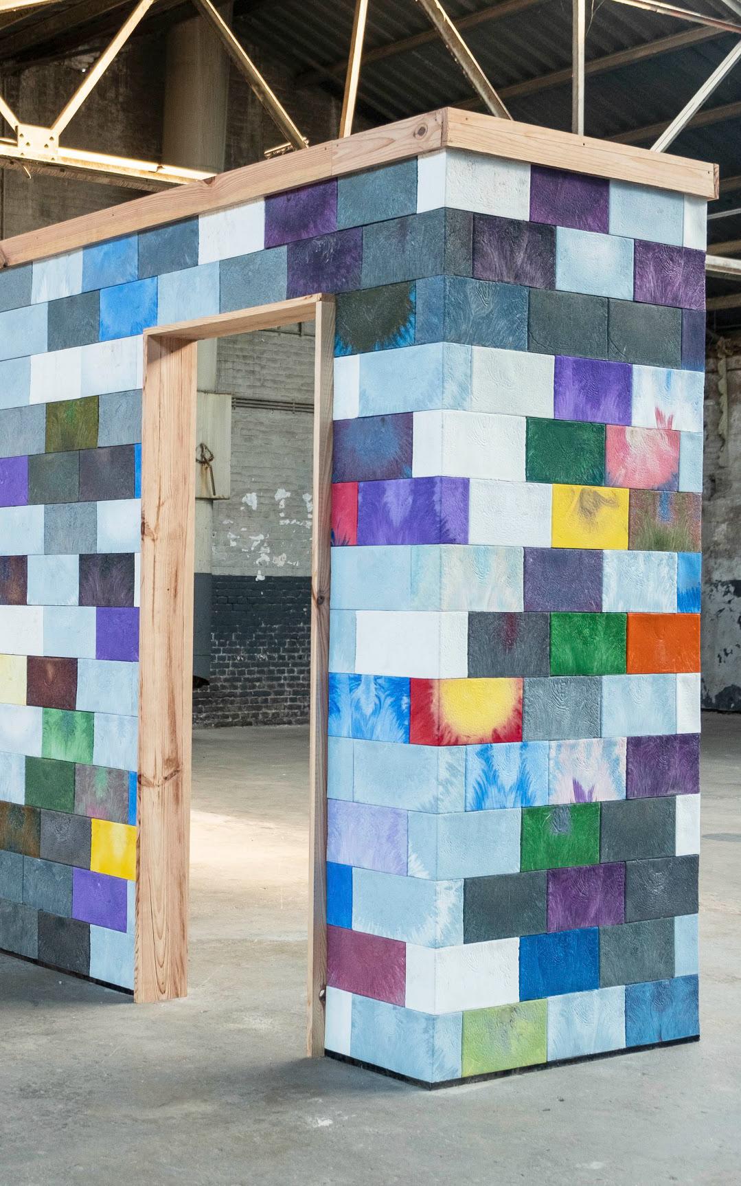 Beautiful News-Multi-coloured wall structure 