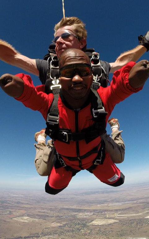 Man with no arms skydiving