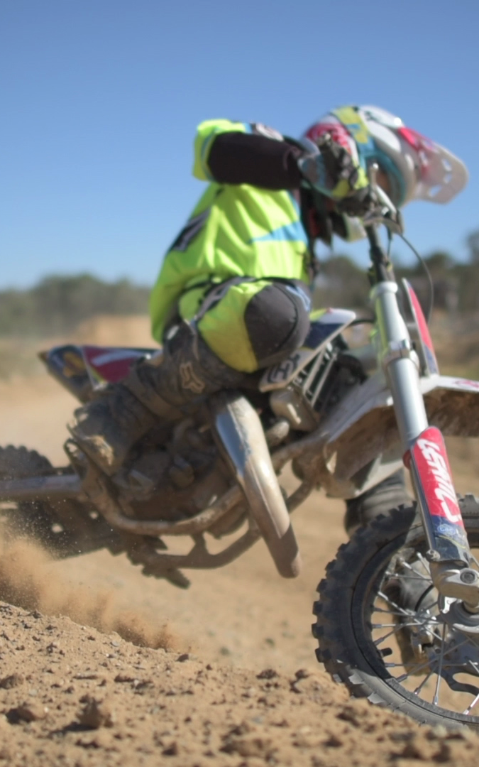 Kind riding dirt bike