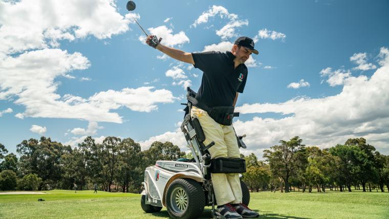 Disabled man playing golf. 