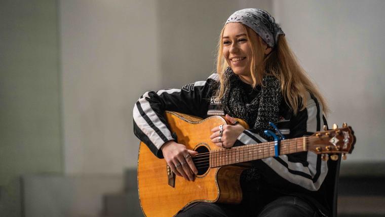 Keely Crockey plays the guitar