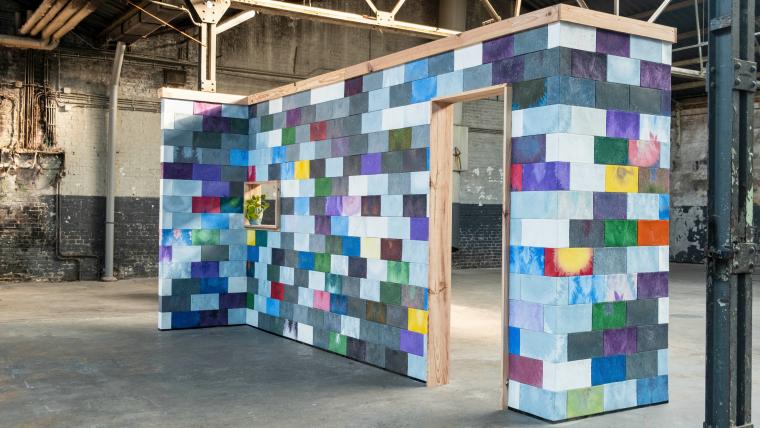 Beautiful News-Multi-coloured wall structure 