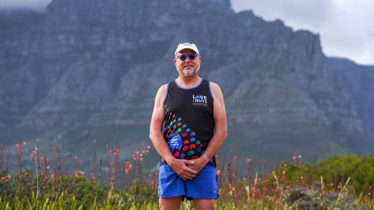 Beautiful News-Man in running gear standing in front of Table Mountain